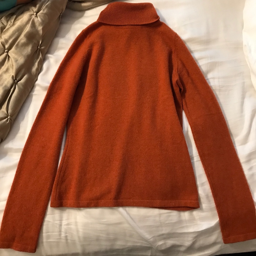 Neiman Marcus Cashmere sweater